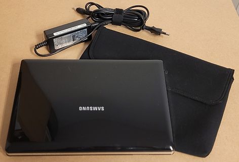 Samsung Laptop mit Netzteil und Tasche