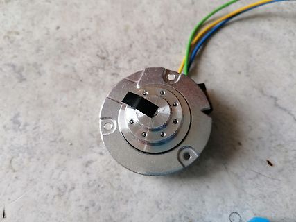Schrittmotor oder Servomotor mit Kabeln