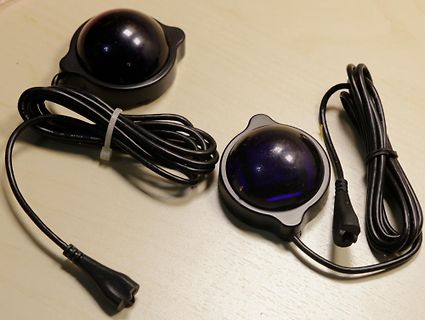 Zwei blaue LED-Leuchten mit Kabeln