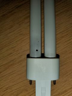 Weißer Stecker mit zwei Stiften