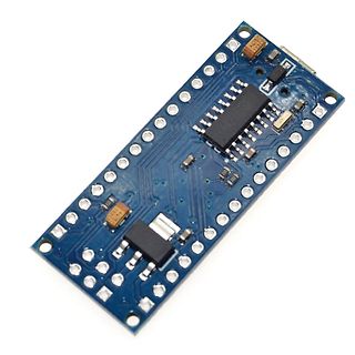 Blaue Leiterplatte mit integriertem Mikrocontroller und Bauteilen