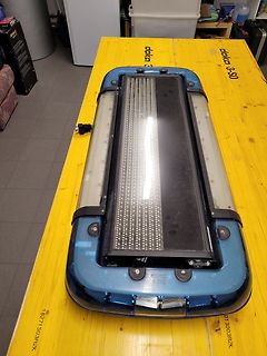 LED-Leiste in Gehäuse auf Holzbrett
