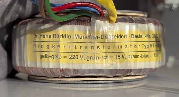 Ringkerntransformator mit Beschriftung