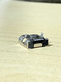 Kleines metallisches Bauteil auf Holzoberfläche