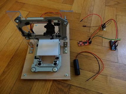 Elektronischer Aufbau mit Mikrocontroller und mechanischen Teilen