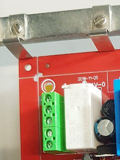 Ausschnitt einer roten Leiterplatte mit Bauteilen