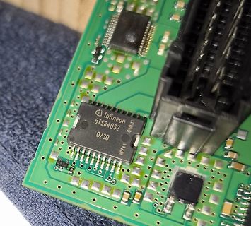 Nahaufnahme einer Leiterplatte mit Infineon Bauteil