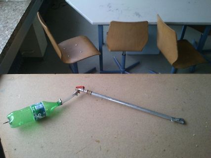 Bastelprojekt aus Plastikflasche und Metallstange
