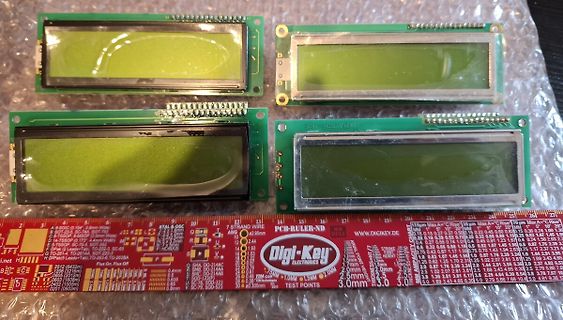 Vier LCD-Module mit Digi-Key Lineal