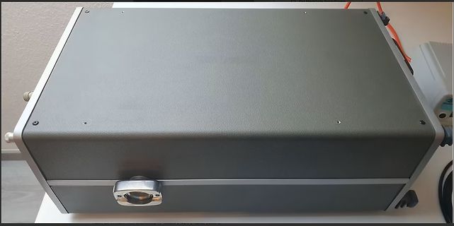 Graues Metallgehäuse eines elektronischen Geräts