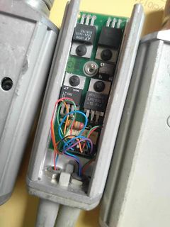 Geöffnete Elektronikkomponente mit Leiterplatte und Verkabelung