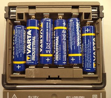 Batteriefach mit fünf Varta Alkaline Batterien