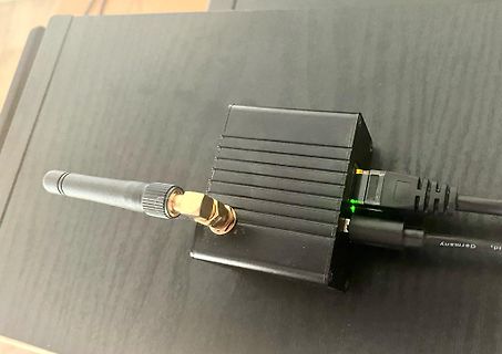 SDR-Empfänger mit Antenne und USB-Kabel