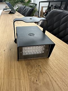 Schwarze LED-Leuchte auf Holztisch