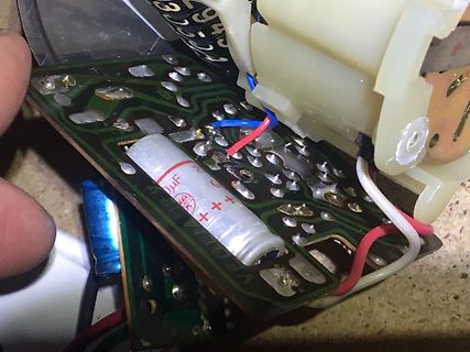 Nahaufnahme einer Leiterplatte mit Elektrolytkondensator