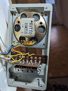 Innenansicht eines Lautsprechers mit Anschlussklemmen