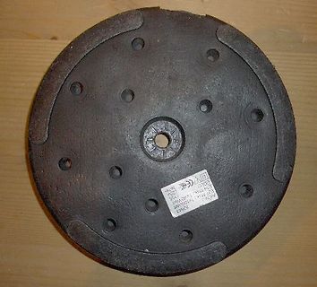 Dunkles rundes Bauteil mit Aufkleber