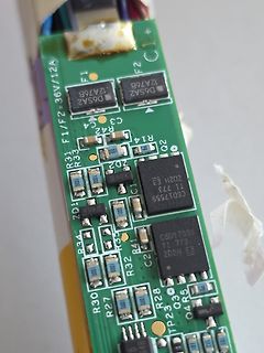 Nahaufnahme einer Leiterplatte mit elektronischen Bauteilen