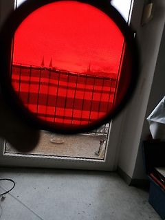 Blick durch einen roten Filter auf ein Gebäude
