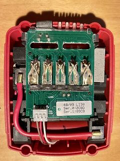 Geöffnete Elektronikplatine in rotem Gehäuse