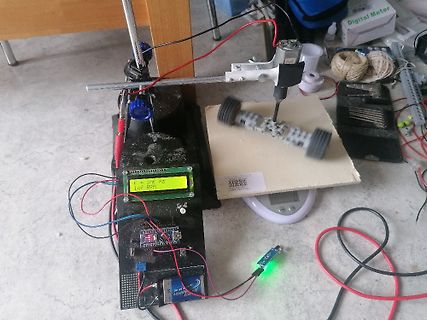 Elektronischer Versuchsaufbau mit Display und Modellauto