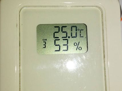 Abfotografiertes LCD-Display mit Temperatur und Luftfeuchtigkeit