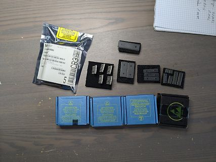 Verschiedene IC-Sockel und antistatische Verpackungen