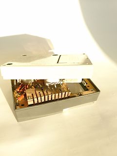 Innenansicht eines geöffneten elektronischen Geräts