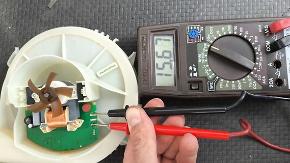 Messung an einer Leiterplatte mit Multimeter