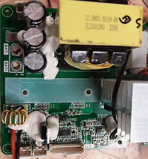 Nahaufnahme einer Leiterplatte mit Transformator und Elektrolytkondensatoren