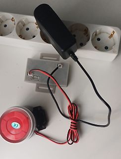 Freie Verdrahtung mit Netzteil, Steckdosenleiste und rotem Bauteil