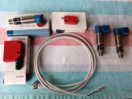 Leuze Sensoren und Kabel auf Untergrund