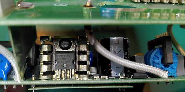 Nahaufnahme von elektronischen Bauteilen auf einer Leiterplatte