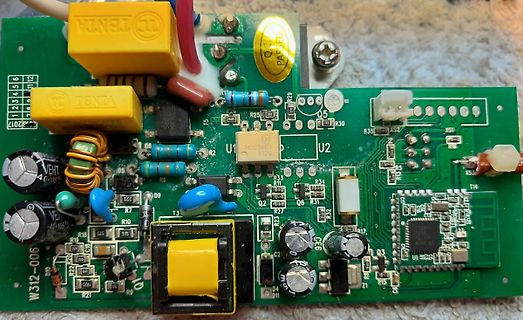 Bestückte grüne Leiterplatte mit elektronischen Bauteilen