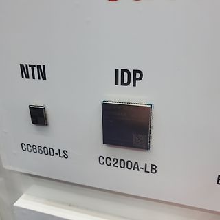 Mikrocontroller CC660D-LS und CC200A-LB auf weißem Hintergrund