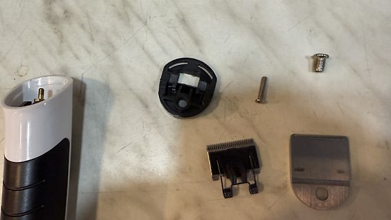 Zerlegte Teile eines elektrischen Haartrimmers