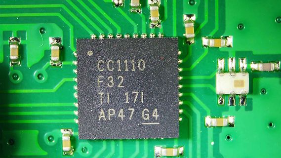 Makroaufnahme eines CC1110 integrierten Schaltkreises auf Leiterplatte