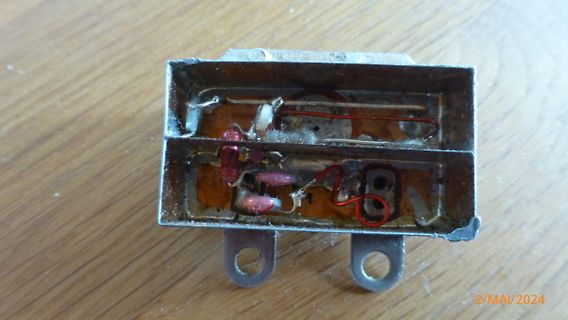 Innenansicht eines Metallgehäuses mit Bauteilen
