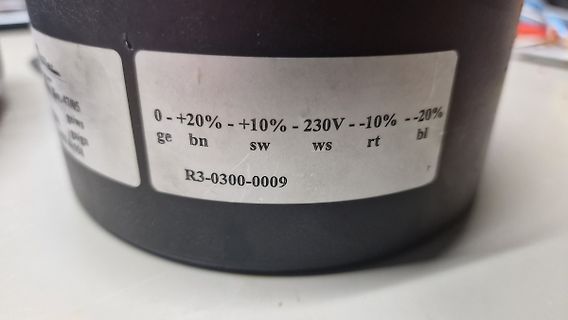 Aufkleber auf einem schwarzen Bauteil oder Gehäuse