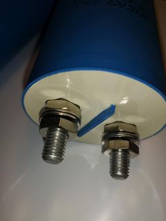 Nahaufnahme eines Elektrolytkondensators mit Schraubanschlüssen