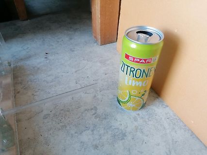 Getränkedose auf Boden