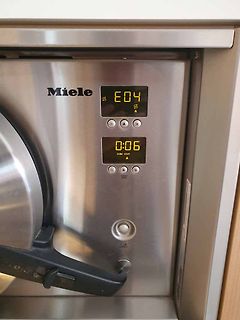 Display einer Miele Waschmaschine mit Fehlermeldung E04