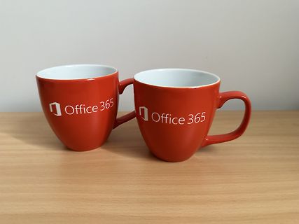 Zwei rote Office 365 Tassen