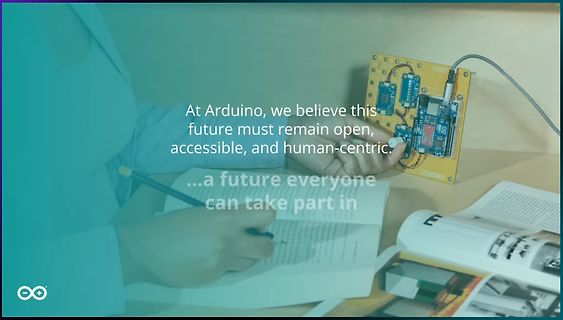 Person schreibt in Buch neben Arduino-Platine