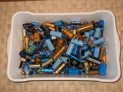 Diverse Elektrolytkondensatoren in einer weißen Schale