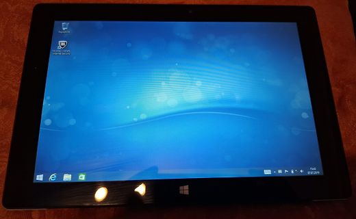 Abfotografierter Tablet-Bildschirm mit Windows-Desktop