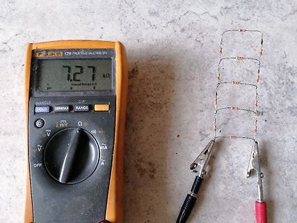 Multimeter misst Widerstand einer Widerstandskette
