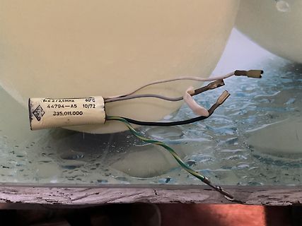 Elektronisches Bauteil mit Kabeln auf Glasuntergrund