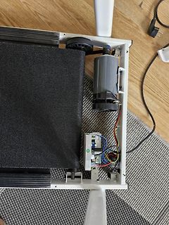 Innenansicht eines Laufbandmotors mit Steuerelektronik