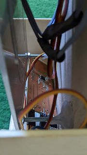 Nahaufnahme einer Leiterplatte mit Verkabelung